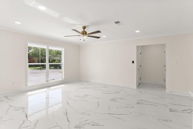 Building Photo - 231 Adonis Way