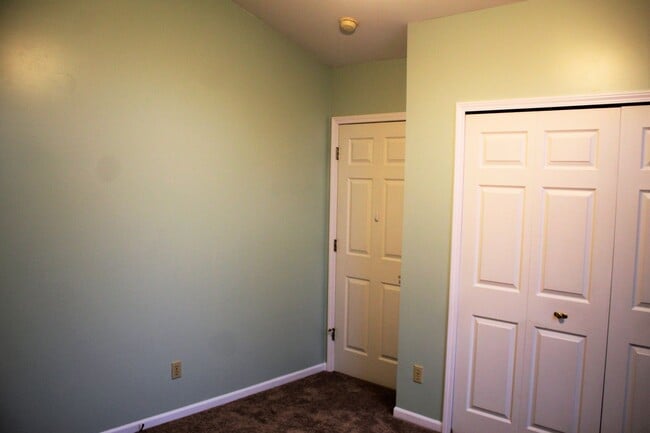 Building Photo - Available Now!- 2 Bedroom Condo In Davison