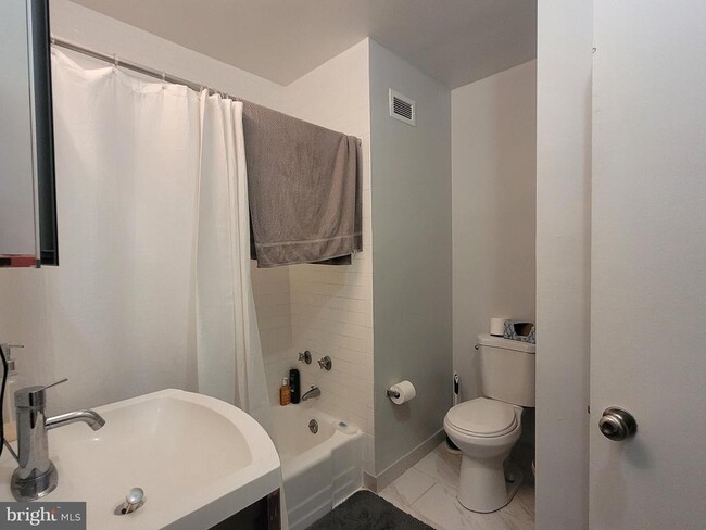 Building Photo - 135 S 19th St