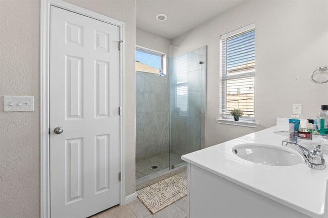 Building Photo - 159 MacArthur Dr