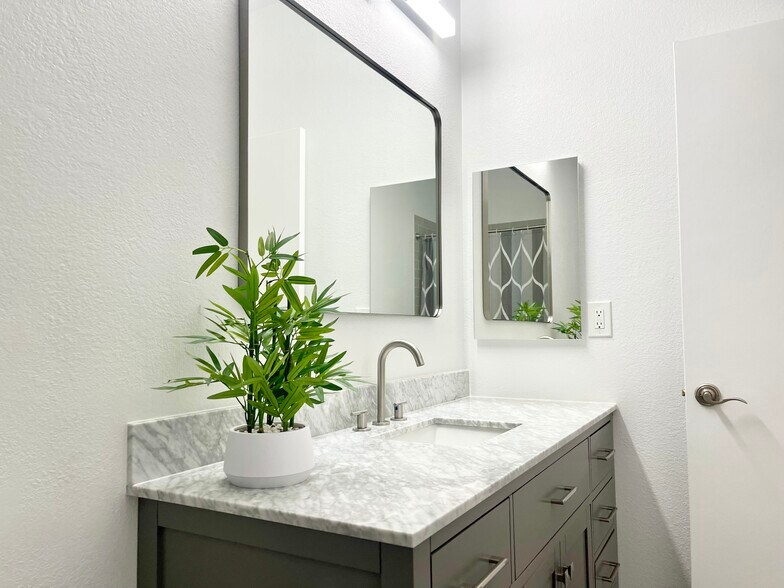 Building Photo - 9600 N 96th St