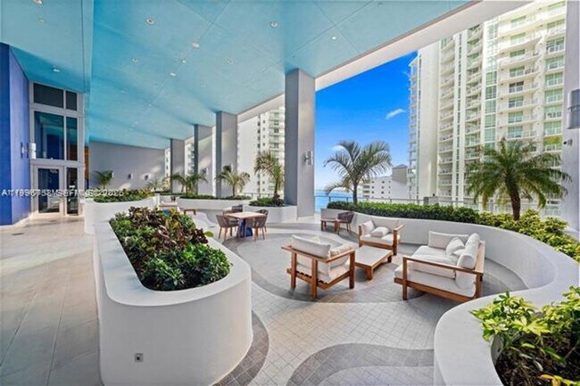 Building Photo - 1300 Brickell Bay Dr