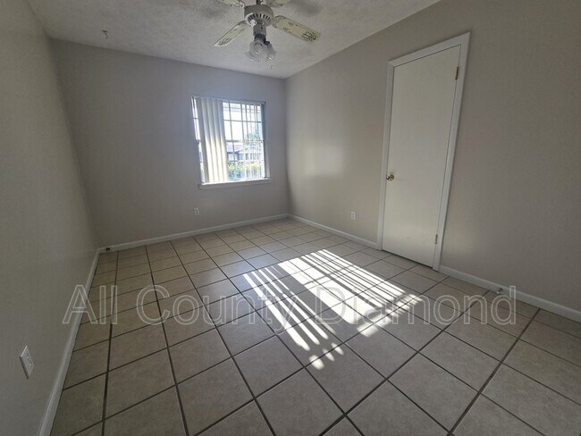 Building Photo - 215 S Kimbrel Ave