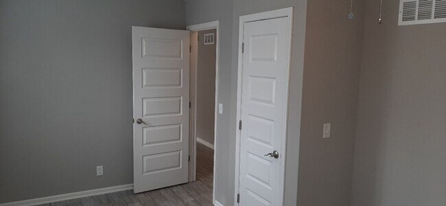 Building Photo - HURRY THIS WON'T LAST LONG! Gorgeous 3 bed, 2 bath in beautiful Parkville!