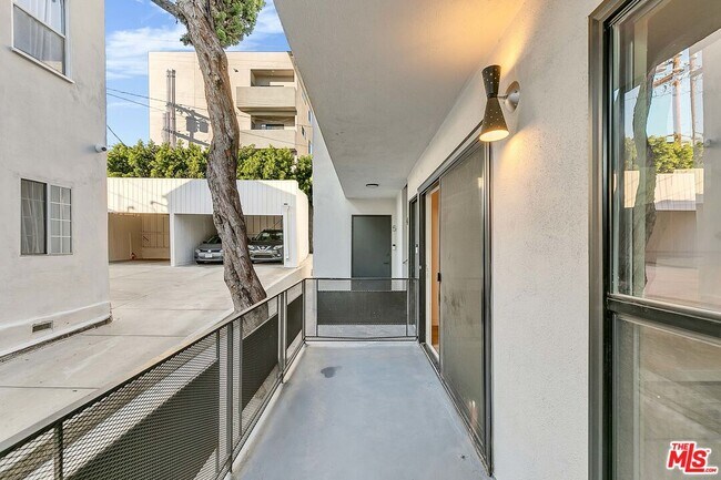 Building Photo - 4711 Beverly Blvd