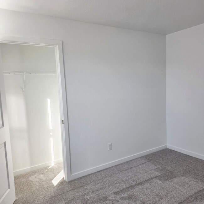 Building Photo - Brand New 4 Bedroom Home