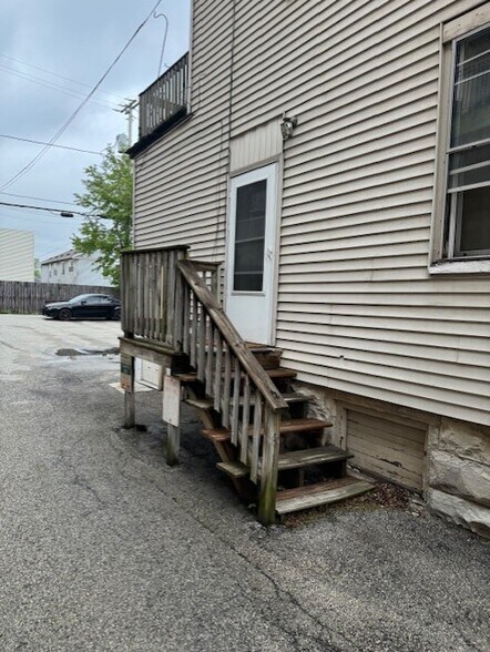 Building Photo - 1627 N Farwell Ave