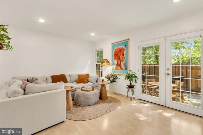 Building Photo - 2536 S Walter Reed Dr