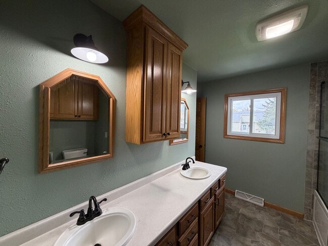 Building Photo - 5 Bed 2 Bath Single Family Home in Marshfield