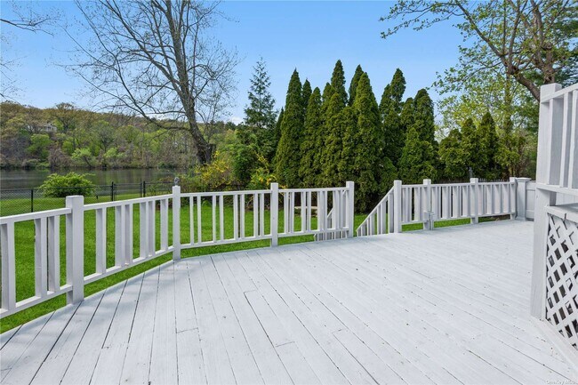 Building Photo - 7 Brookside Dr