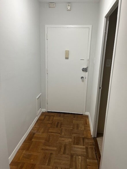 foyer - 4000 Tunlaw Rd NW