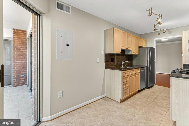 Building Photo - 2151 Jamieson Ave