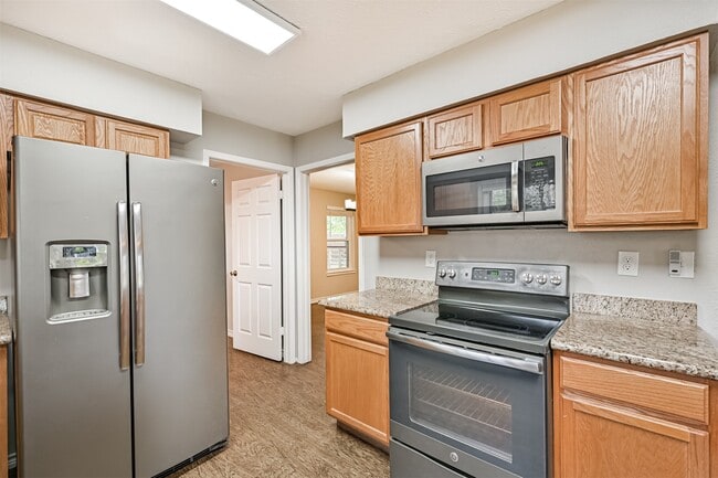 Building Photo - 222 Old Oaks St