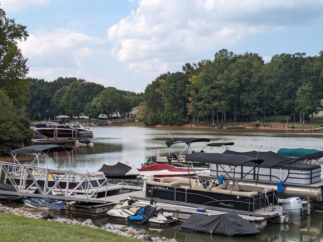 Building Photo - 4 Bedroom Home in Winslow Bay!