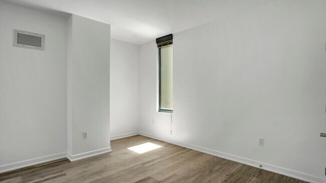 Building Photo - 250 King St