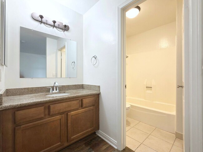 Building Photo - Lower Level Condo in Gated Arbor Hill!