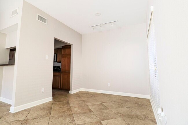 Building Photo - 2025 Augusta Dr