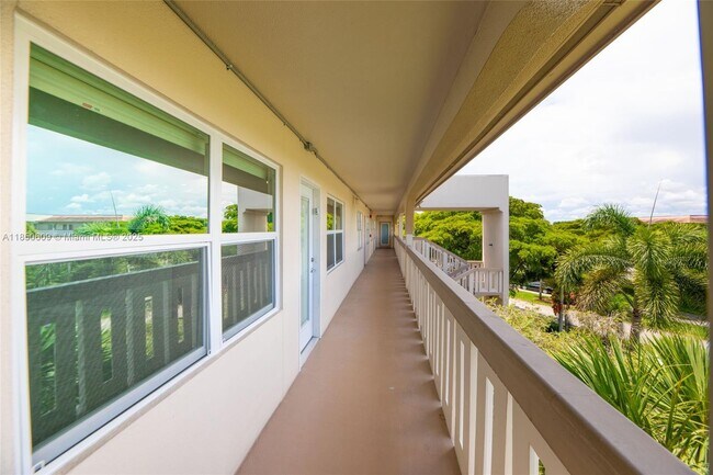 Building Photo - 1902 Bermuda Cir