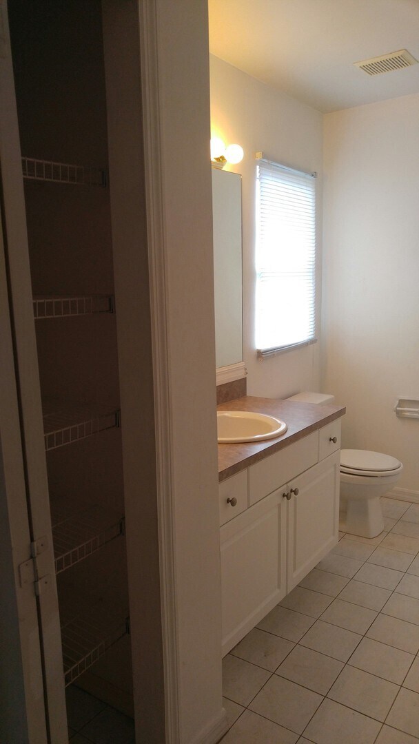Building Photo - Spacious 2/2 with garage in family neighbo...