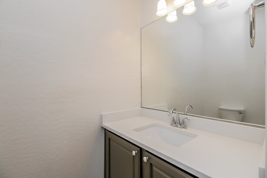 Building Photo - 815 W St Charles Ave