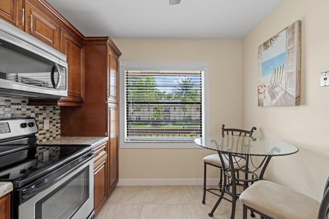 Building Photo - 9267 Vista Del Lago