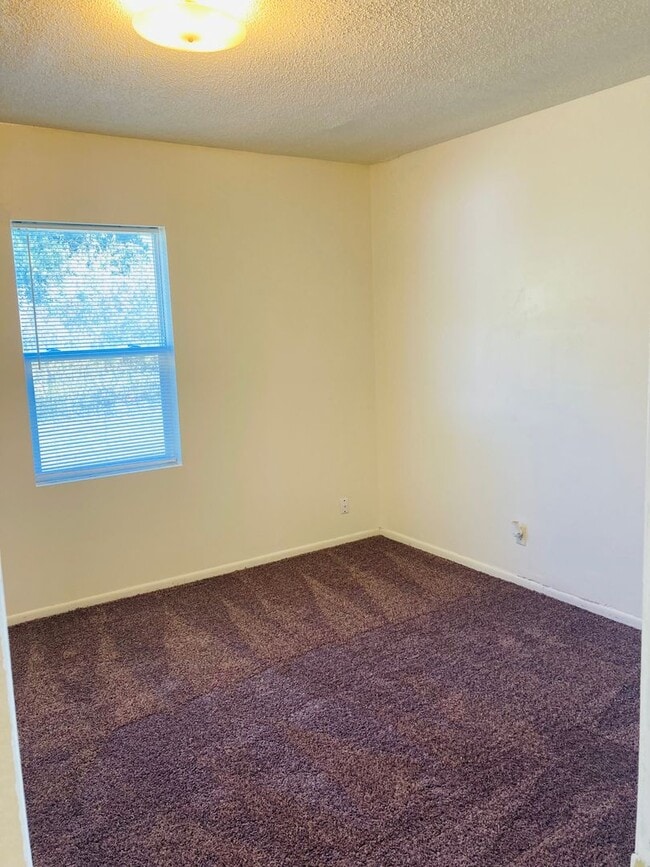 Building Photo - Cute and Cozy, Close to Fort Riley!