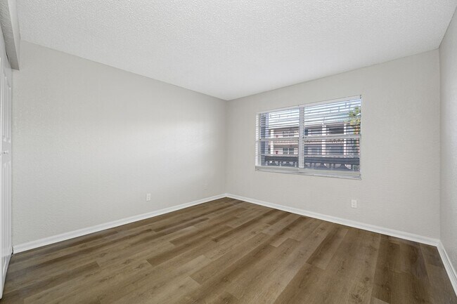 Building Photo - Newly Renovated 2 Bed-1 Bath Apartment wit...