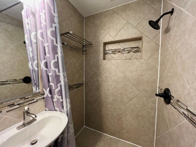 Building Photo - Beautifully refinished home!