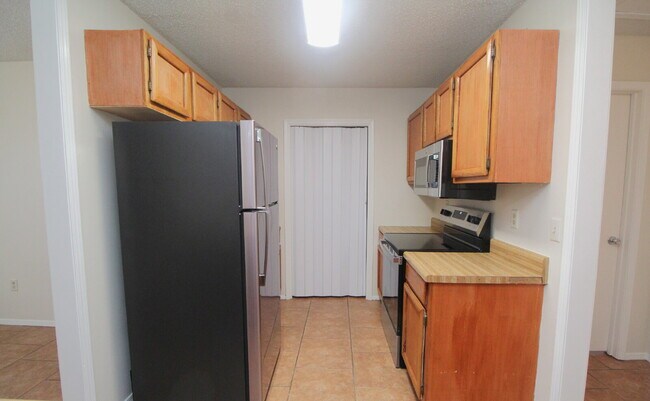 Building Photo - Spacious 2-Bed, 1-Bath Gulf Breeze Duplex Just Past the National Seashore with Updated Kitchen, F...