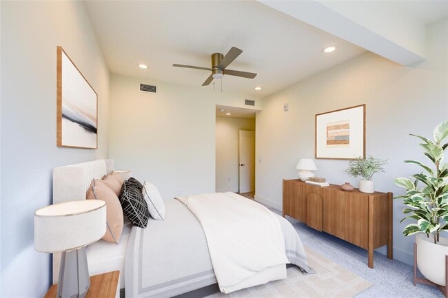 Building Photo - 604 N Bluff Dr