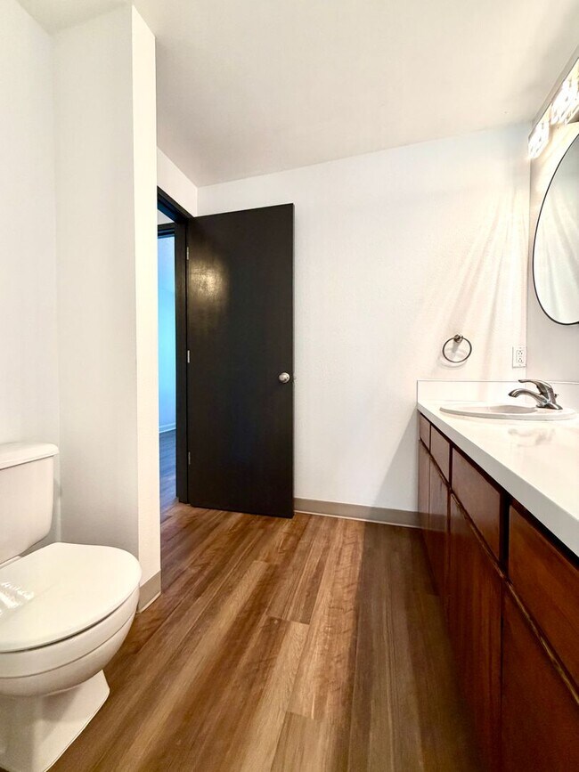 Building Photo - **FREE FIRST MONTH'S RENT** Updated Townhouse in the Heart of Garden Home~ New LVP Flooring~ Wash...