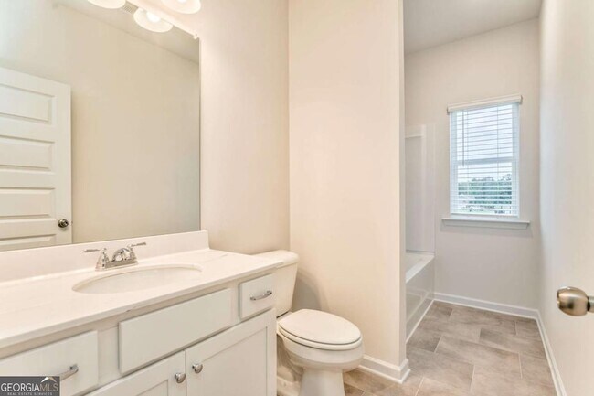 Building Photo - 8 Majestic Oaks Way NE