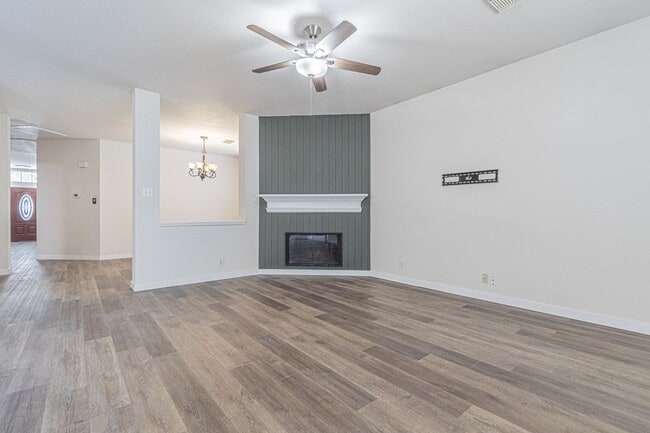 Building Photo - 213 Tapwood Ln