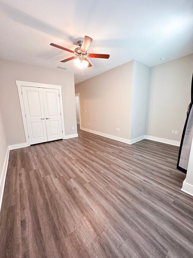 Building Photo - Centrally located townhome in The Verandas