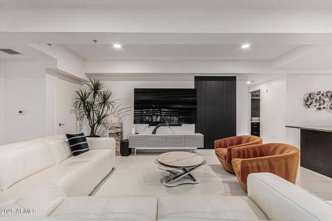 Building Photo - 7121 E Rancho Vista Dr