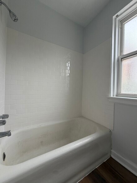 Building Photo - 3727 N Pine Grove Ave