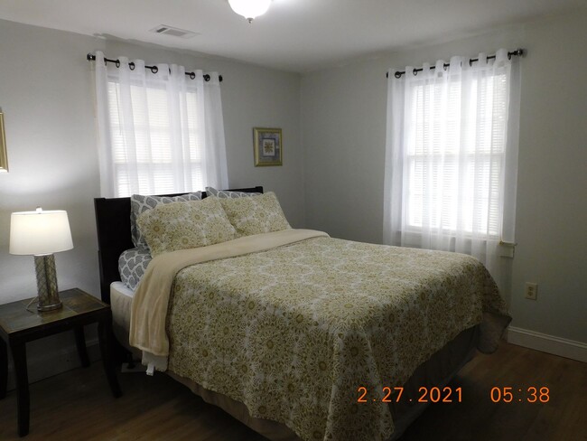 Building Photo - 2 Bedroom/2 Bath Furnished Rental - Whole ...