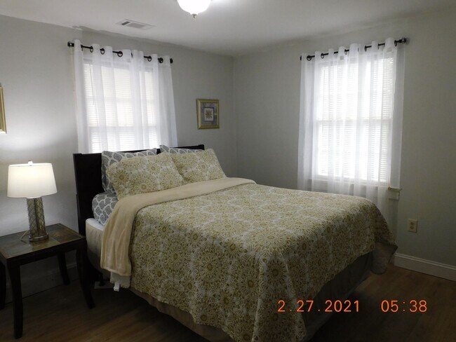 Building Photo - 3 Bedroom/2 Bath Ready Home