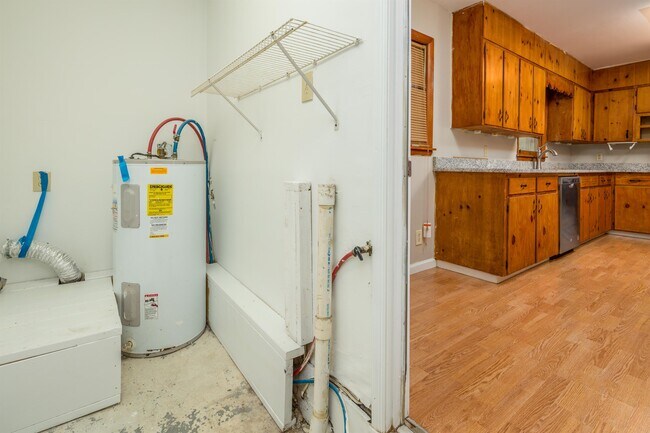 Building Photo - 2004 Rosewood Dr NW