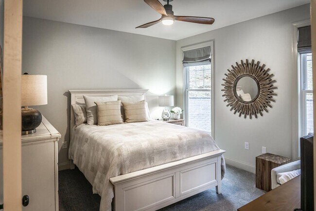 Building Photo - Stunning Custom Built Home in Ridgefields