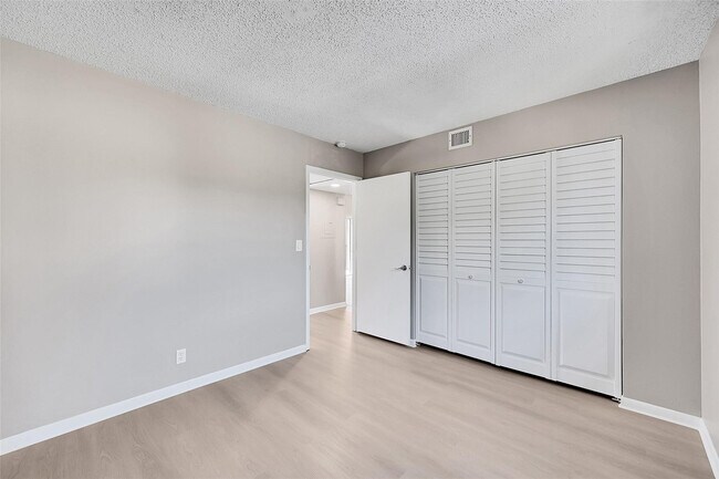 Building Photo - 719 Gardens Dr