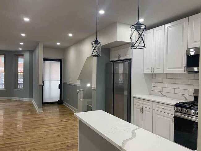 Building Photo - 1446 W Irving Park Rd