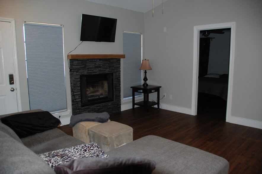 living room - 602 Peterson St