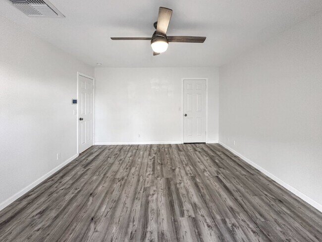 Building Photo - 1240 W Mariposa Ave