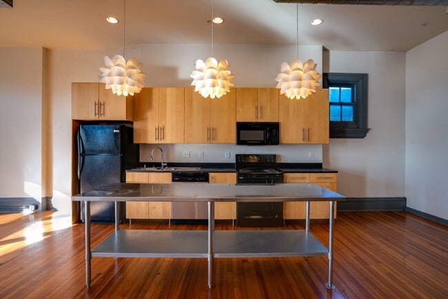 Building Photo - Spacious Newport Loft