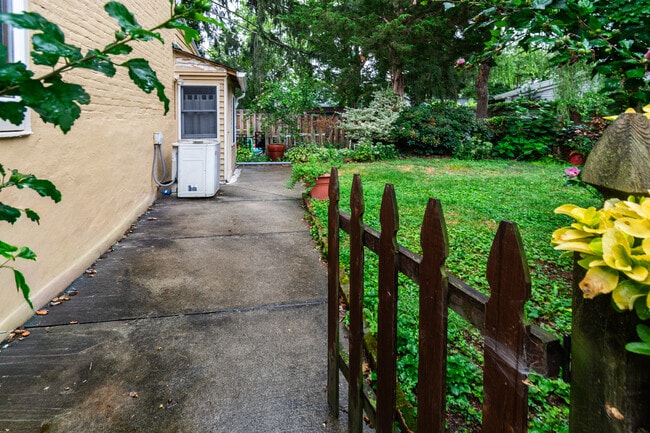 Building Photo - 76 Coryell St