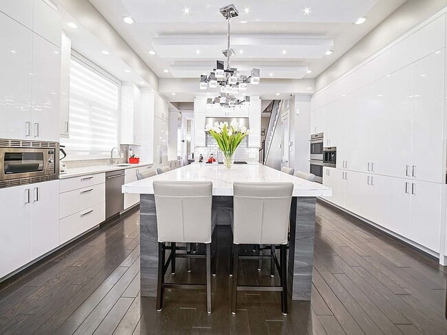 Building Photo - "Spacious 5-Bedroom Gem with 3 Full Baths in the Heart of Chicago – 4,200 Sq Ft of Comfort and St...