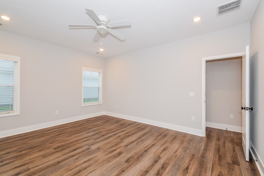 Building Photo - 1025 Autumns Wood Cir E