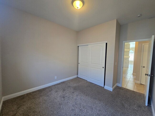 Building Photo - A Fabulous 4 Bedroom Single Story Home at the Lakes