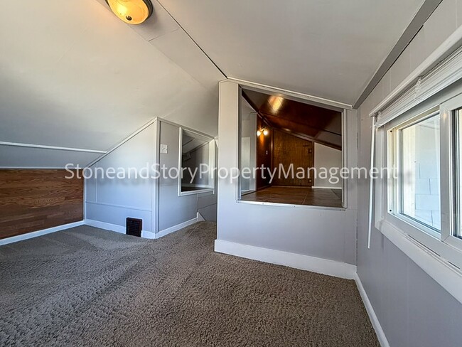 Building Photo - 3 bedroom 2 bath near Washburn University